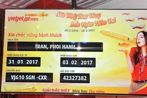 Bay Vietjet, hành khách nhận thưởng máy bay vàng 1kg