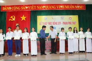 Trao học bổng cho 40 em học sinh nghèo