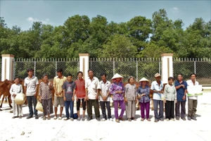 Trao tặng bò giống cho người dân Long An