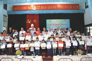 Trao 80 suất học bổng cho học sinh, sinh viên