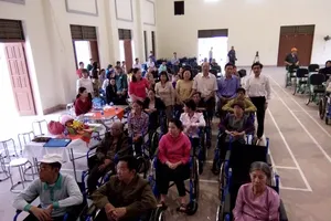 Trao 150 xe lăn, xe lắc cho người khuyết tật