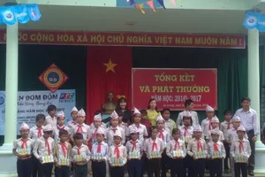 Trao 40.000 ly sữa cho học sinh trường Đèn Đom Đóm