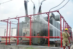 Cận cảnh công nhân phun nước vào máy biến áp điện