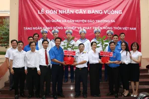Agribank tiếp nhận kỷ vật quý của quân, dân Trường Sa
