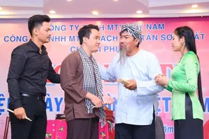 Diễn giả Hồ Nhựt Quang nói chuyện về bữa cơm gia đình 