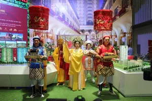 Đến triển lãm BĐS xem vở 'Thái hậu Dương Vân Nga'