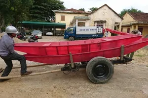 Về rốn lũ Hương Khê tặng thuyền cho bà con