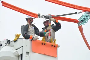 Học TP.HCM, Hà Nội áp dụng công nghệ sửa điện "nóng"