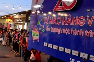 Dân Việt ùn ùn xếp hàng dài ủng hộ hàng Việt