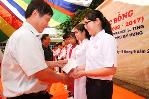 Trao 121 suất học bổng cho trường THCS An Thành