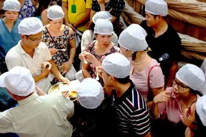 185 khách hàng tham quan nhà thùng nước mắm Nam Ngư