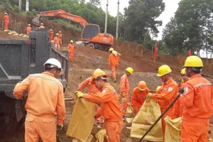 Điện lực miền Bắc ủng hộ đồng bào miền Trung 2 tỉ đồng