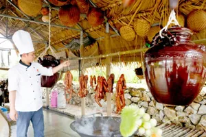 Níu chân du khách bằng văn hóa dân gian