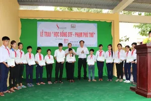 Trao 120 học bổng cho con em hộ chăn nuôi