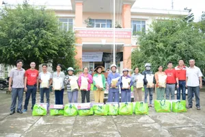 Lotte Mart: 600 phần quà trao cho người dân vùng bão