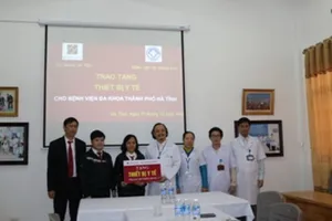 Tặng thiết bị y tế cho BV đa khoa thành phố Hà Tĩnh 