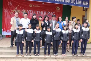 SASCO tặng áo ấm, học bổng đến trẻ em vùng cao