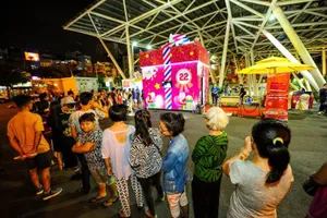 Hộp quà khổng lồ thu hút hàng ngàn người Sài Gòn