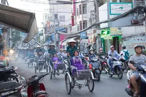 Người Sài Gòn diện áo dài, ngồi xích lô tham quan thành phố