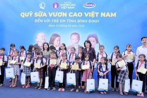 Vinamilk trao 64.000 ly sữa cho trẻ em Bình Định
