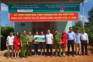 FE CREDIT: Trao tặng nhà tình thương tại Đắk Nông