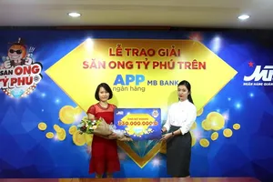 Khách hàng trúng tới 330 triệu đồng khi 'Săn ong tỷ phú'