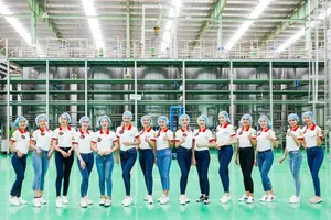 Hoa khôi Sinh viên tham quan nhà máy hiện đại Tân Hiệp Phát