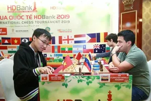 Chủ tịch FIDE trao cúp vô địch giải cờ vua quốc tế HDBank