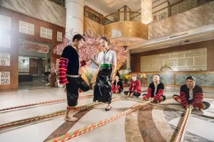 Phùng Ngọc Bảo Vân thích thú khám phá Tết Mường Thanh