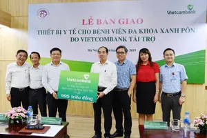 Vietcombank: Tài trợ hai máy lọc thận trị giá 995 triệu đồng
