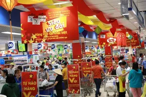 Siêu thị đông kín người mua hàng ưu đãi vào đầu tuần