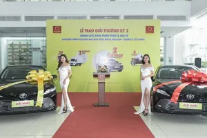 Mua ống nhựa Hoa Sen - trúng ô tô Camry