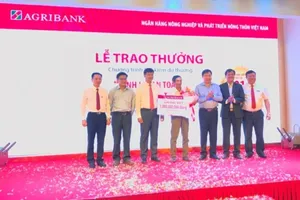 Agribank trao sổ tiết kiệm trị giá 01 tỉ đồng