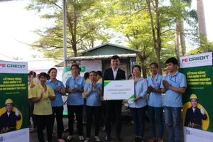 FE CREDIT tặng BHYT cho gia đình công nhân khó khăn