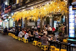 Vẫn phải bình tĩnh sống dù dịch chưa qua