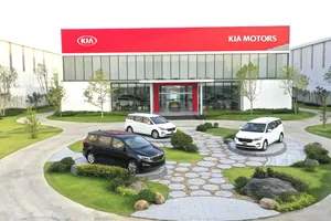 Thaco xuất khẩu 40 xe du lịch Kia Grand Carnival sang Thái Lan