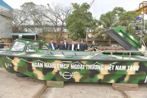 Vietcombank bàn giao 3 xuồng CQ-01 tặng bộ đội Trường Sa 