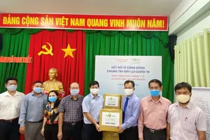 Đến từng ngõ, gõ từng nhà tặng quà gia đình khó khăn