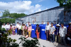 EVNGENCO 3 tặng bồn chứa nước giúp bà con vượt qua hạn mặn