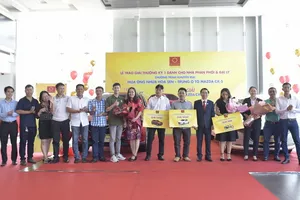 Nhiều khách hàng của Tôn Hoa Sen trúng thưởng vàng, xe sang 