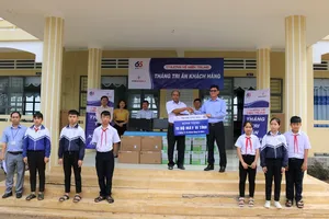 EVNGENCO 3 tặng máy vi tính cho trường học tại Gia Lai