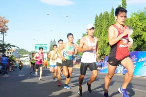 Hơn 1.420 vận động viên chinh phục đỉnh núi Bà Rá