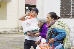 Kienlongbank dành 5 tỉ tặng quà Tết bà con khó khăn