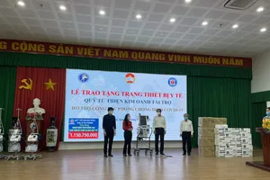 Quỹ từ thiện Kim Oanh tặng tiếp 5 máy thở và nhiều vật tư y tế thiết yếu