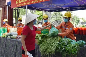 EVNHANOI đồng hành với phiên chợ 0 đồng vượt qua dịch COVID-19