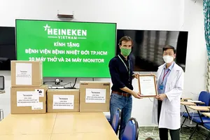 HEINEKEN Việt Nam ủng hộ máy thở, máy theo dõi cho bệnh nhân COVID-19