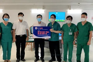 Tặng 100 bộ máy tính, 100 máy in cho Bệnh viện dã chiến số 16