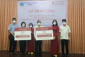 Agribank tặng trang thiết bị phòng chống dịch cho BV Đại học Y dược TP.HCM