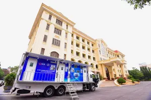 SCB tặng 3 xe xét nghiệm COVID-19 lưu động trị giá 45 tỉ đồng