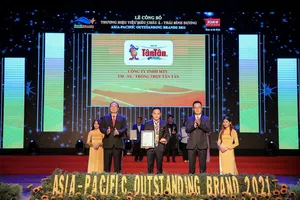 Thiện Tấn đại diện Tân Tân vinh dự giải “Asia Pacific Brand 2021“